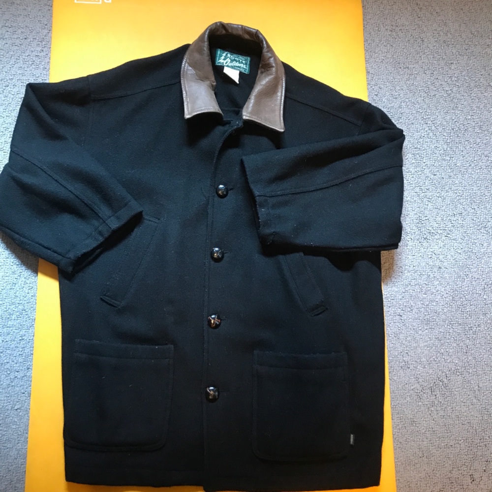 85% Felt Wool Roots Overcoat In Black - Short Sleeves
